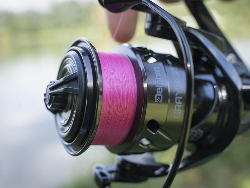 Delphin Troutera NX 0.085mm 3.4kg 135m różowa plecionka Delphin Troutera NX 0.085mm 3.4kg 135m różowa plecionka