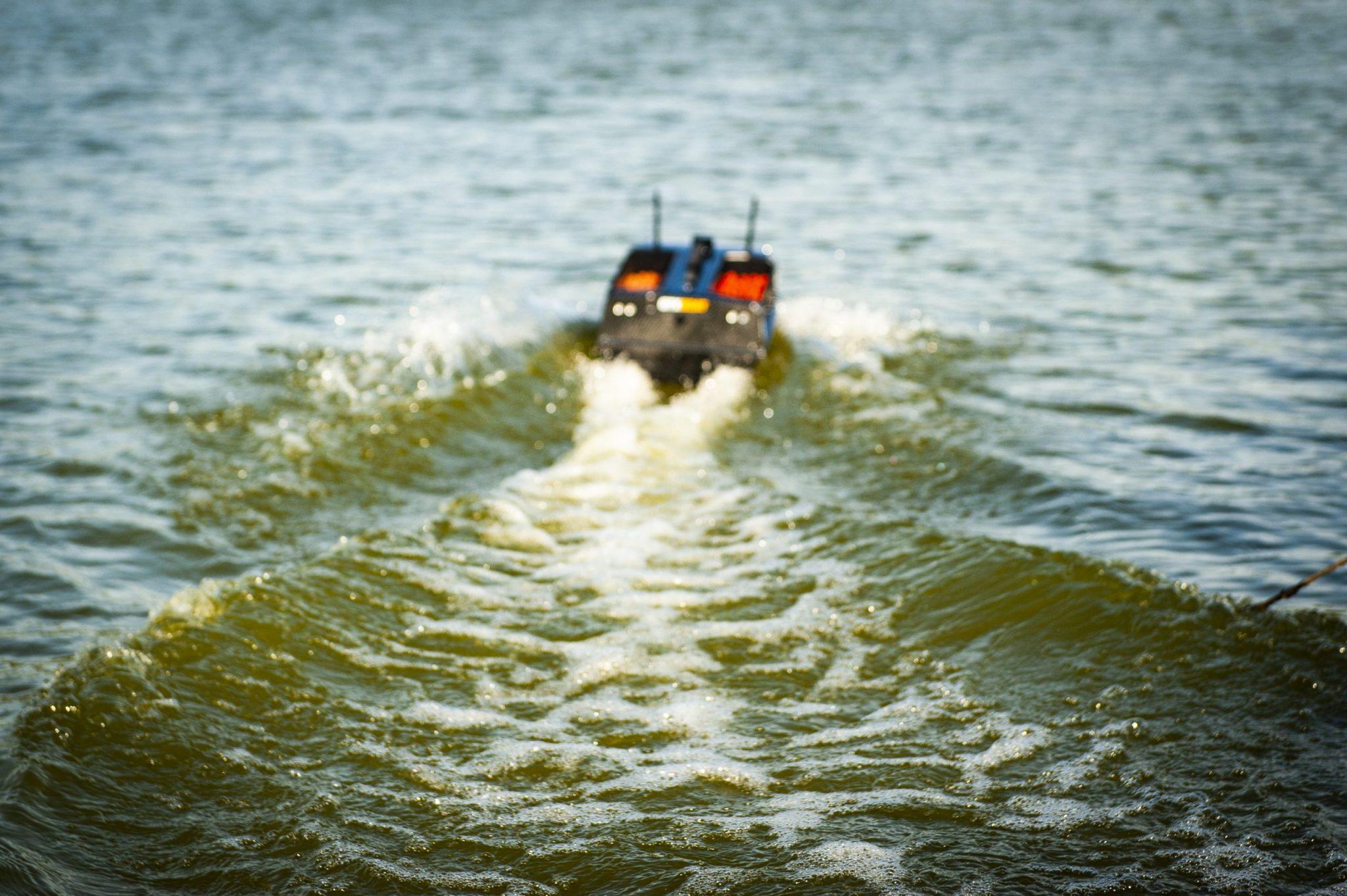 Łódka zanętowa GTX + X-Pilot TOSLON XR310 + Echosonda TOSLON TF520